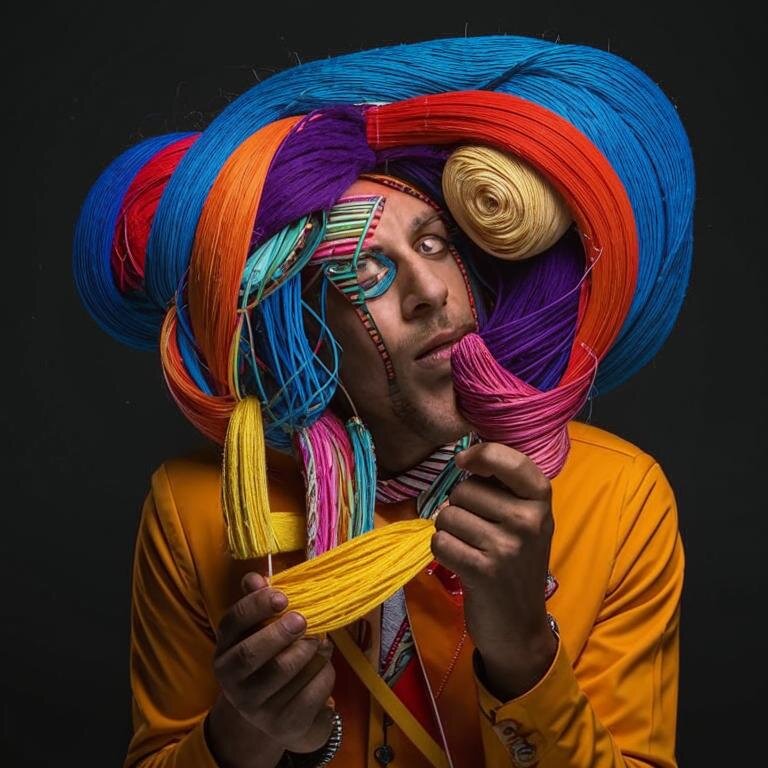 На картинке изображен человек, который держит в руках клубок разноцветных нитей, символизирующих различные мысли. Он сосредоточенно смотрит на клубок, пытаясь разобраться в своих мыслях и преобразить их.