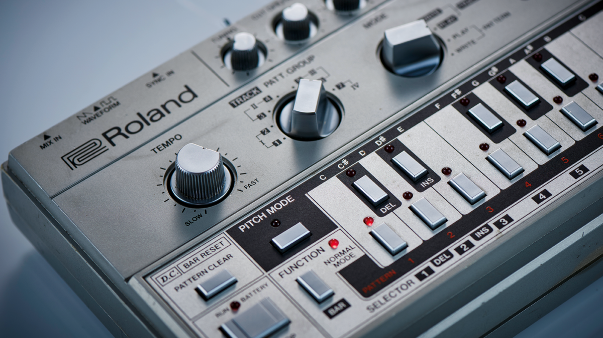 Синтезатор Roland TB-303: история, особенности и влияние на музыку |  destiny_303 | Дзен