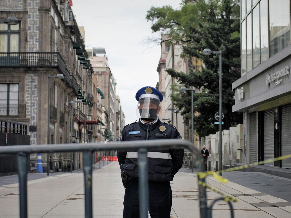    Полицейский в защитной маске на улице Мехико© РИА Новости / Лаура Домарт