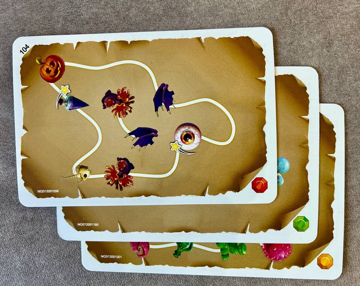 Обучающие карточки в углу отмечены кристаллами, сложный уровень красный. После прохождения обучающих карточек переходим на обычные карточки из игры.