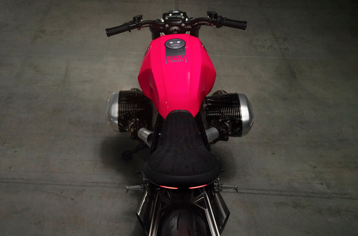    Напомним, что четыре года назад фирма выпустила здоровенный круизер [R18](https://motor.ru/selector/bmw-r-18.htm), размерами превосходивший любой серийный Harley-Davidson. Специально для него разработали самый большой в мире двухцилиндровый «боксёр» объёмом 1802 кубика, не имевший с прежними оппозитами BMW ничего общего.   
Hermann Koepf / BMW Motorrad