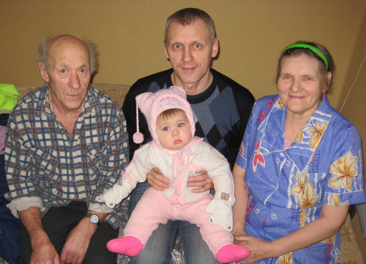 «Ты смотришь на другого человека и понимаешь, что он сражается с жизнью из последних сил, и совсем скоро его не станет. И это касается десятилетнего так же, как и семидесятилетнего. И ты просто приходишь ему на помощь и делаешь так, чтобы из-за тебя его жизнь хоть ненадолго стала лучше… Вот и все». В. Пелевин.
