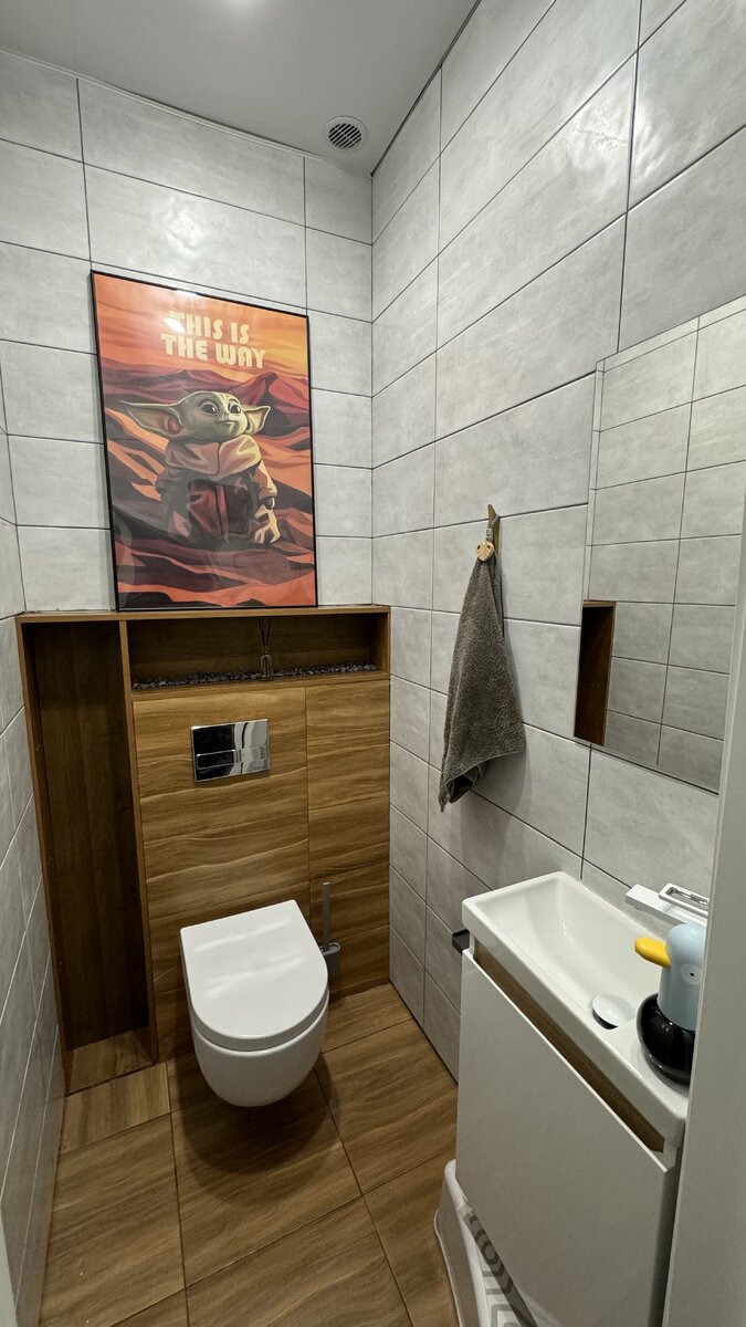 Вот он, этот туалет😅 плитка тут была от прежних хозяев, мне оставалось только подобрать затирку и придумать, как все это обыграть.