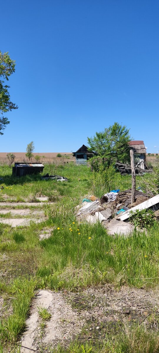 Вид на разрушающиеся сараи