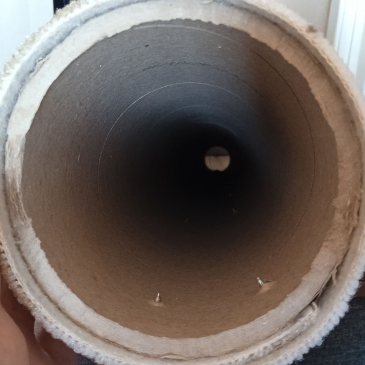 Обёрнутый ковролином тубус