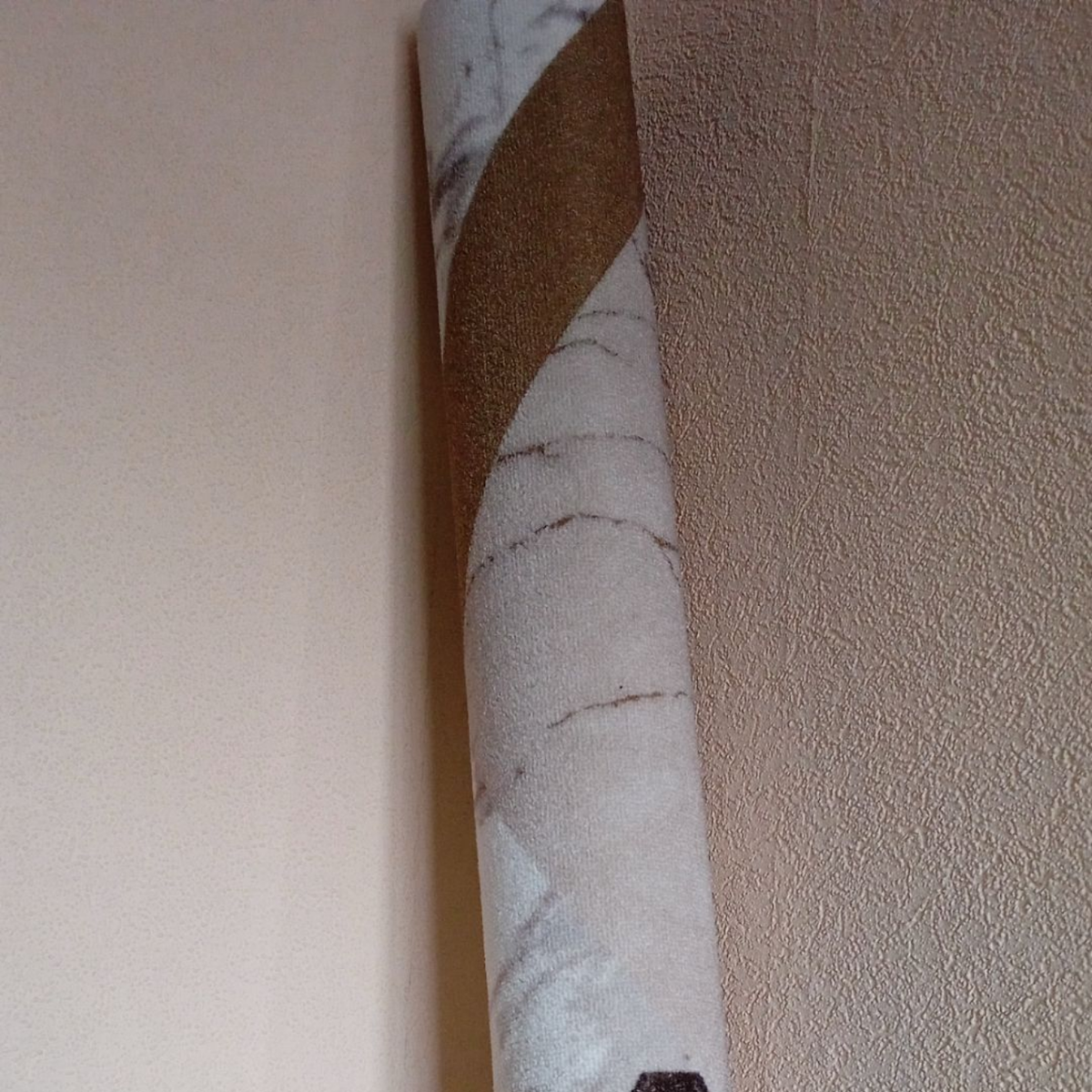 Обёрнутый ковролином тубус