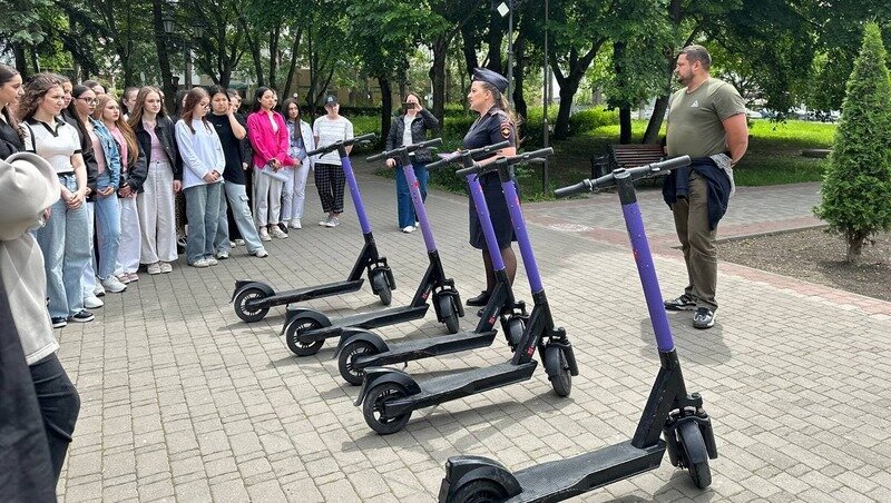    Мастер-класс проводился сотрудниками ГИБДД и одним из городских кикшерингов Фото: ГИБДД Ставропольского края