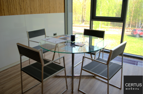 Ну вот пример стеклянного стола с абсолютно прозрачной столешницей