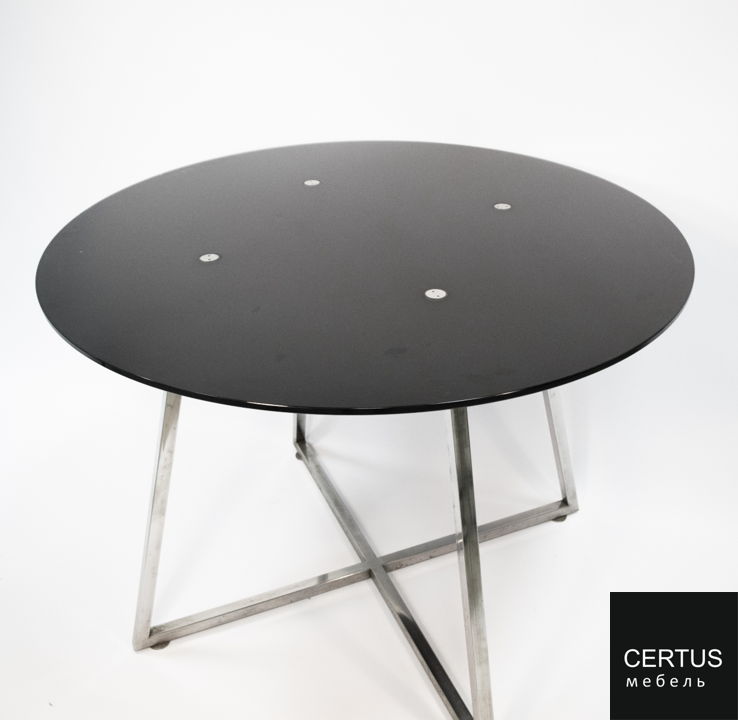 Черный стол визуально собирает больше пыли, поэтому лучше сразу протирать его влажной тряпкой 