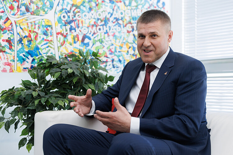    Тимур Ахмеров: «У каждой штаб-квартиры определенные функции, но главный офис, где мы собираемся для обсуждения стратегических вопросов и создаем новые проекты, — это Казань. Для нас это место силы и созидания».   
Фото: Сергей Елагин