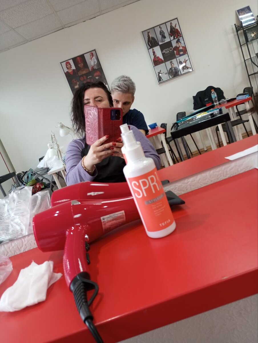 Мне укладывает волосы парень - стилист.