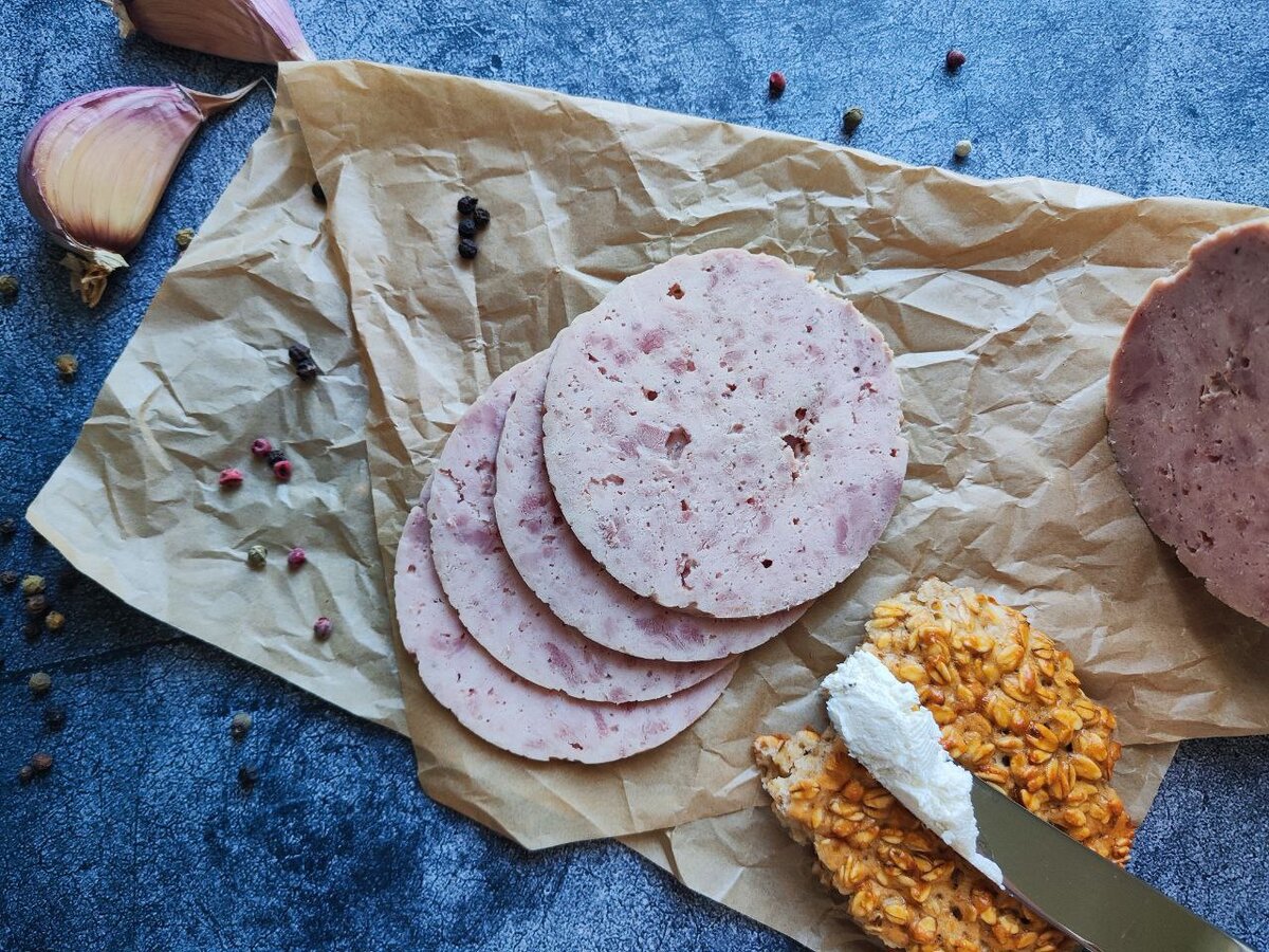 Вот такой прекрасный завтрак можно соорудить из булочек-краюшек и ветчины.