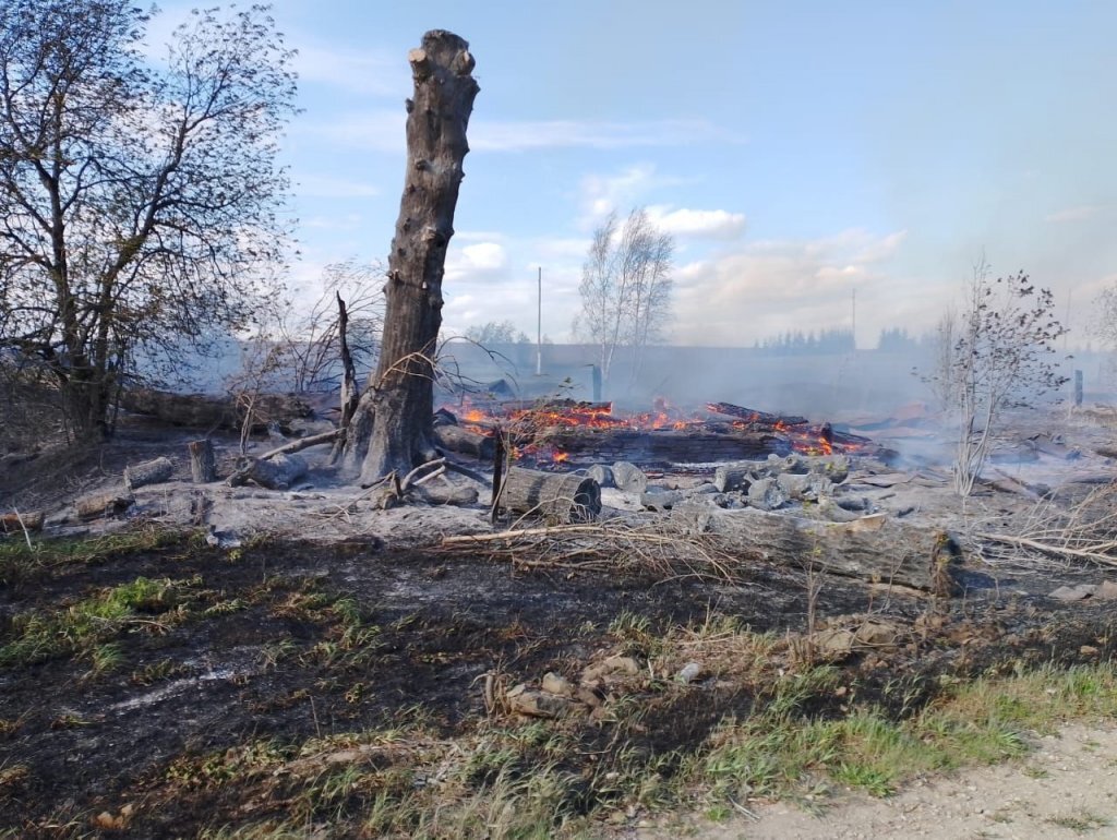 Пожар в Артинском районе оставил без крыши над головой 5 человек | Новый  День | Дзен