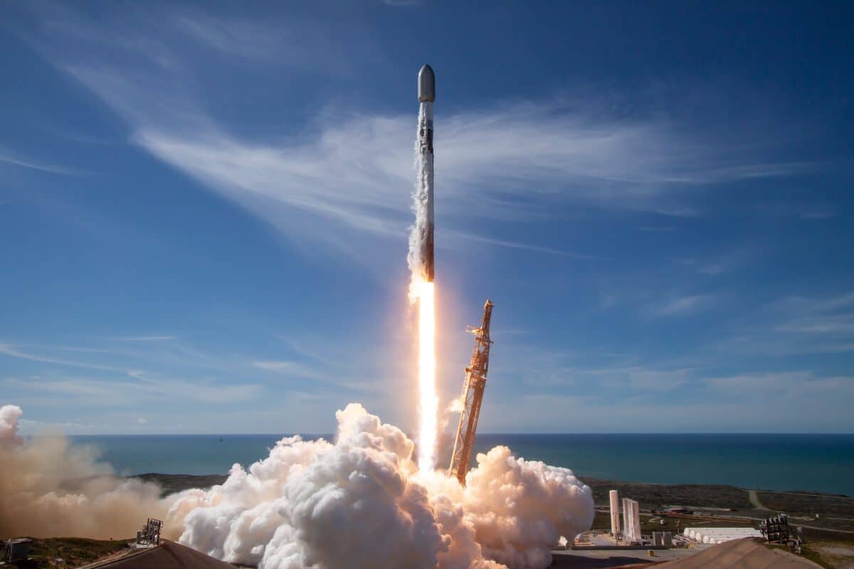    Ракета Falcon 9 запускает новую группу интернет-спутников Starlink на орбиту / © SpaceX