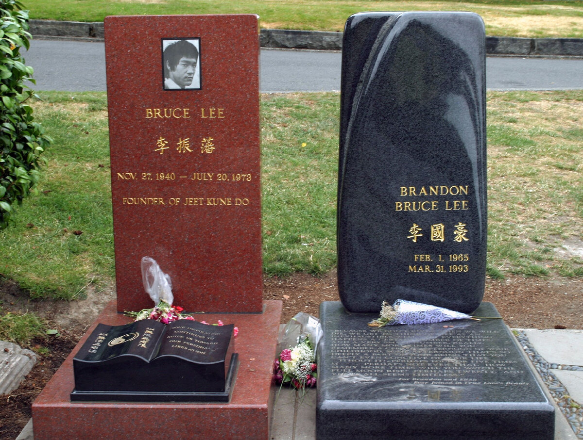 Смерть придаёт жизни смысл. На могилы кумиров миллионов людей приходят почитатели их успехов. 