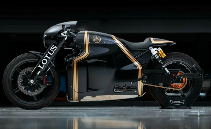 Дизайн мотоцикла Lotus C01 придумал Дэниел Саймон, автор светоциклов и светомашин в фильме «Трон: наследие» / Фото: RM Sotherbys /Darin Schnabel