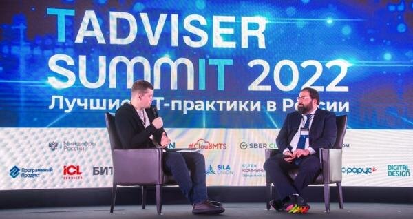 TAdviser SummIT 2024. На фо­то сле­ва нап­ра­во: глав­ный ре­дак­тор TAdviser Алек­сандр Ле­вашов и ми­нистр циф­ро­вого раз­ви­тия, свя­зи и мас­со­вых ком­му­ника­ций РФ Мак­сут Ша­даев