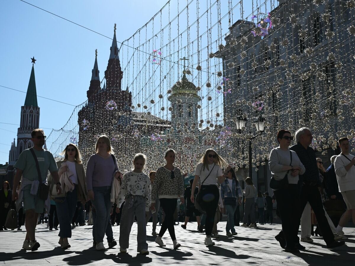    Отдых горожан на Никольской улице в Москве© РИА Новости / Максим Блинов