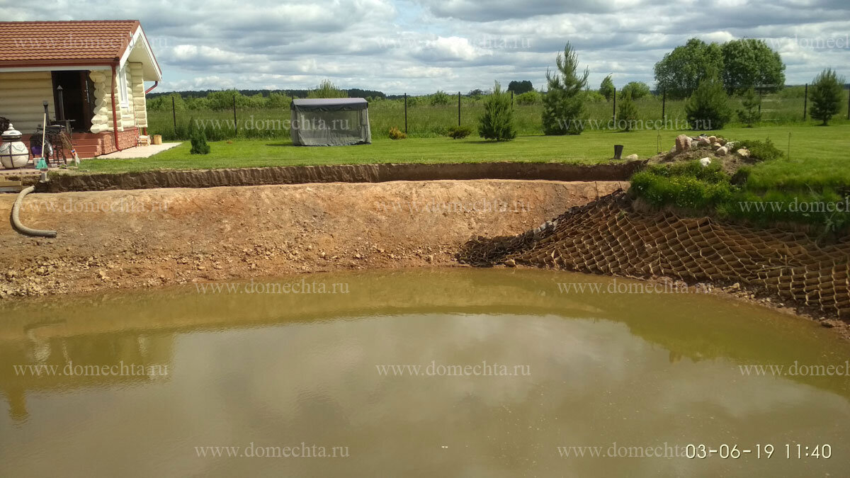 Демонтаж остатков старого укрепления и выравнивание откоса