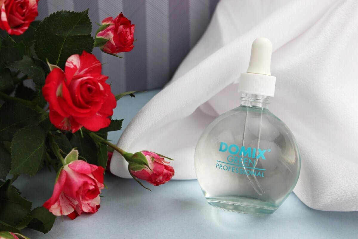 Сушка-капля DOMIX Green Professional. В состав введено масло авокадо: оно оказывает защитное и смягчающее действие кутикулу и кожу околоногтевой зоны