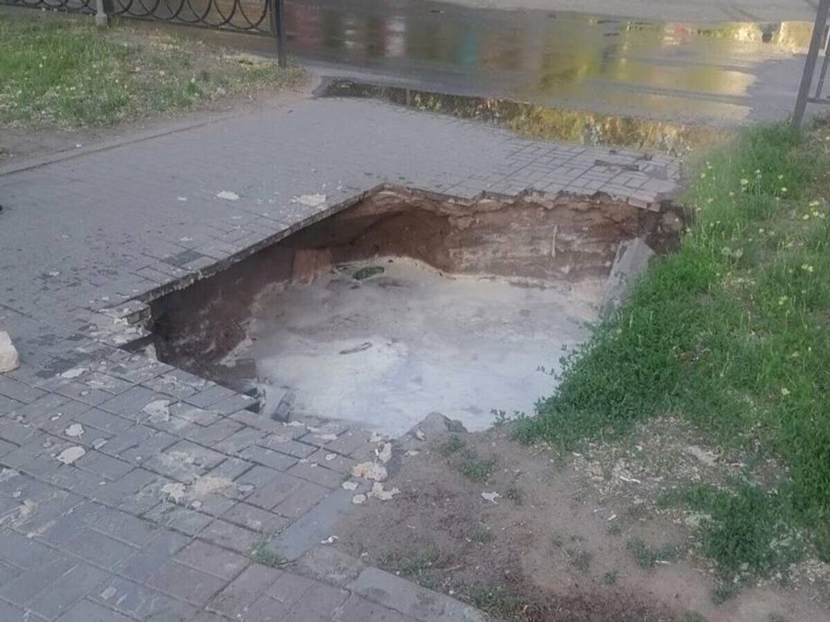    Яма с кипятком в Ленинском районе Астрахани© Фото : СК РФ по Астраханской области