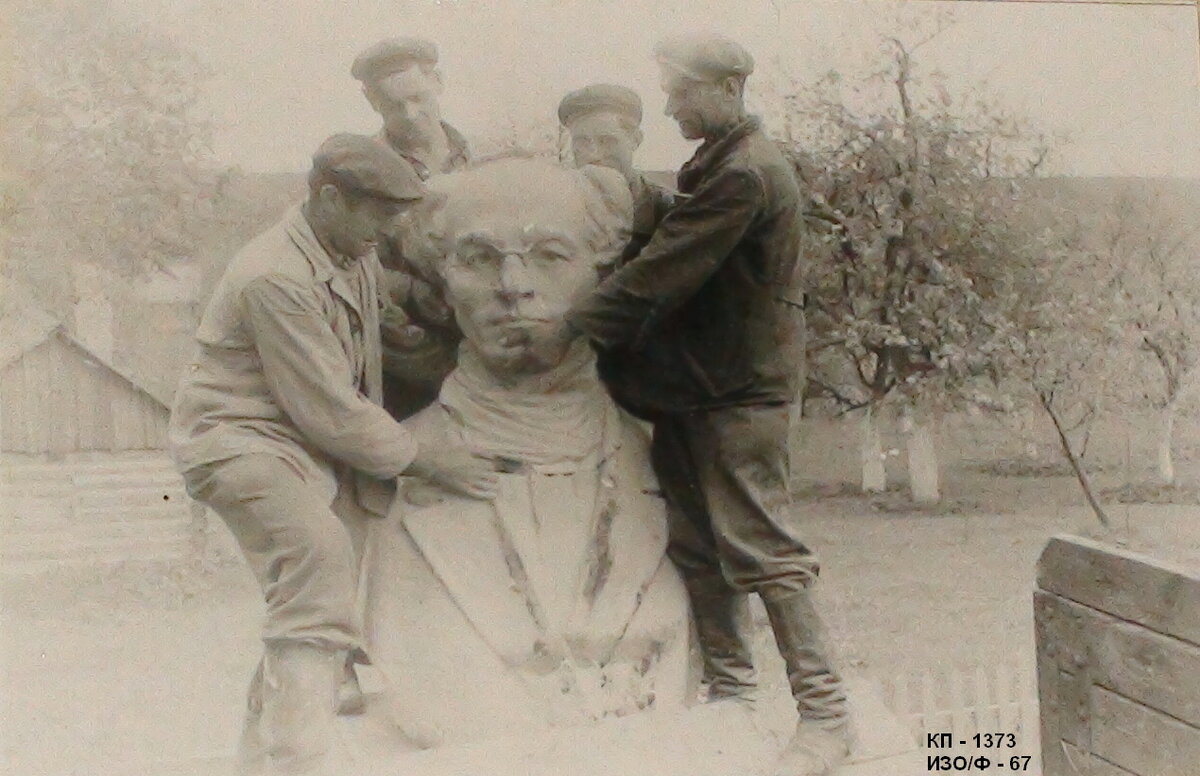 Установка первого памятника Федору Тютчеву в Овстуге. ГМИЛМЗО, КП-1373.