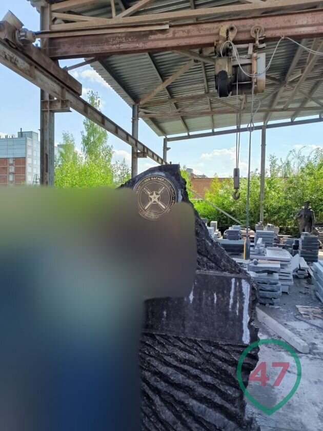В ближайшие дни на могиле основателя ЧВК "Вагнер" Евгения Пригожина будет установлен памятник. Журналисты сумели раздобыть фотографии будущего надгробия.-3-2
