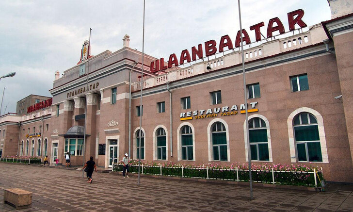 Источник: Shutterstock / Fotodom.ruВокзал в столице Монголии Улан-Баторе — образец советской архитектуры