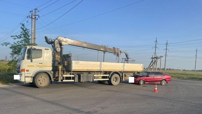   Легковой автомобиль врезался в эвакуатор Фото: Госавтоинспекция Ставрополья