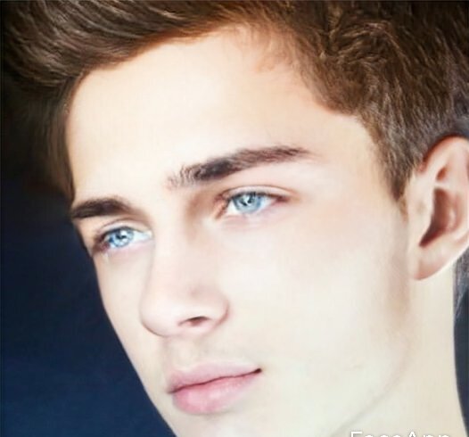 Вася совсем не помнил своих настоящих родителей.