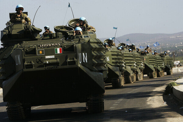    Колонна итальянских транспортных средств готовится к отправке в южный Ливан в составе миротворческой миссии Организации Объединенных Наций, 2006 год / Chris Hondros/Getty Images