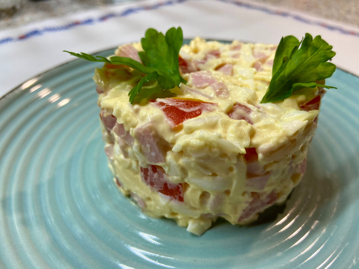 Салат: ветчина, сыр, яйца, томаты, майонез.