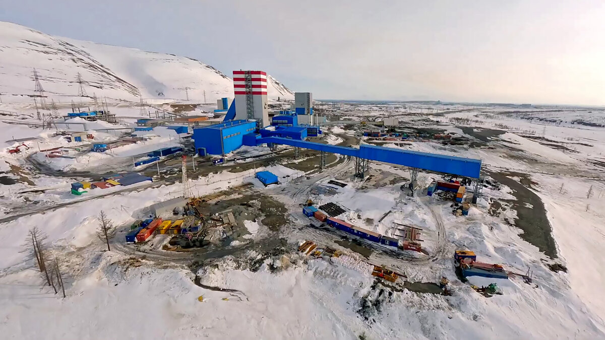     Самая глубокая в Евразии шахта рудника «Скалистый» находится в предгорьях плато Путорана около Талнаха (район Норильска), на Октябрьском месторождении медно-никелевых руд