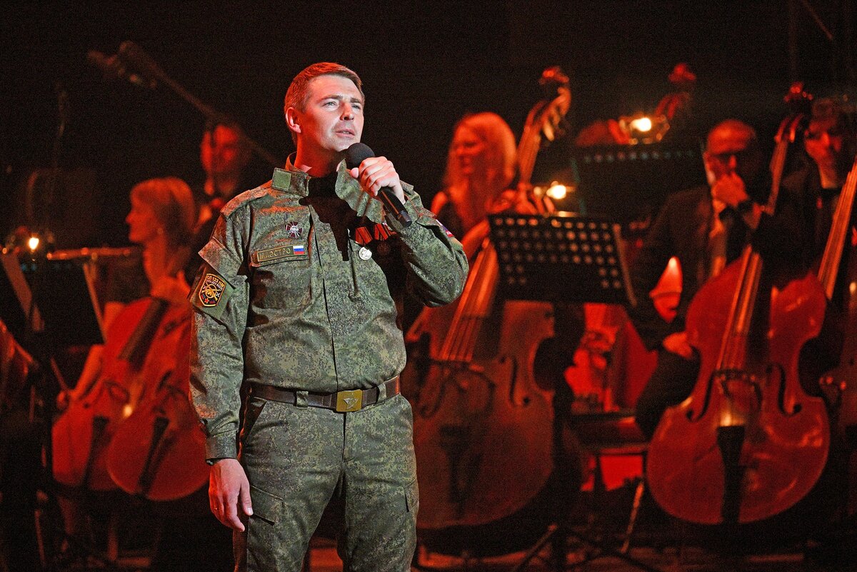    Певец Сергей Чуйков выступает на патриотическом концерте "Вещая правда Победы" в Москве. / Рамиль Ситдиков/РИА Новости