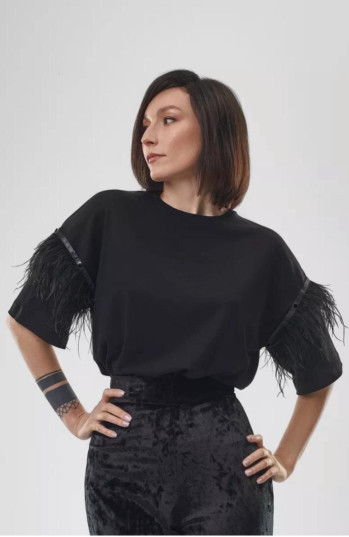 продавец заявляет натуральные страусиные перья. доступна еще в молочном цвете