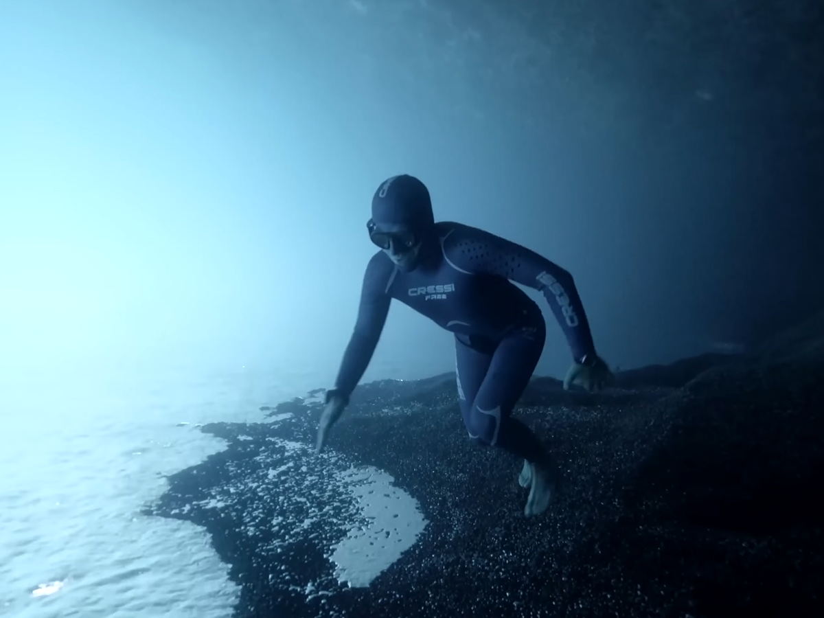 Фридайвер "идёт" по "берегу" подводного солёного озера в Мексиканском заливе.