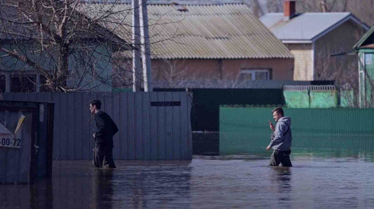    Одна из затопленных улиц в Оренбургской области