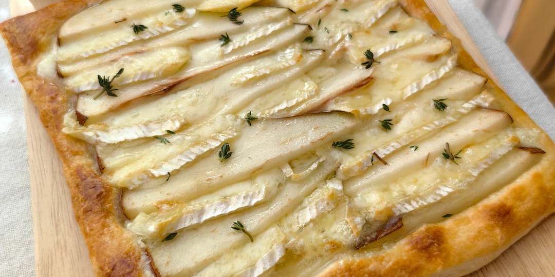 Слоеный тарт с грушей и сыром бри. Вкусная закуска для любимых!