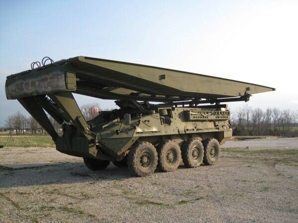 Bridge Launch Mechanism на базе БТР Stryker. По заявлению компании мост не меняет специализацию машины-носителя, но как видно из фото, турель с вооружением все же пришлось убрать