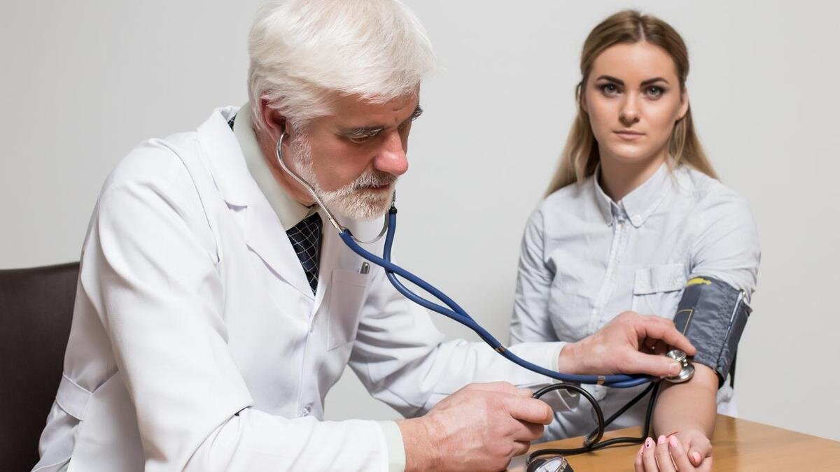    Девушке измеряют давление:Freepik