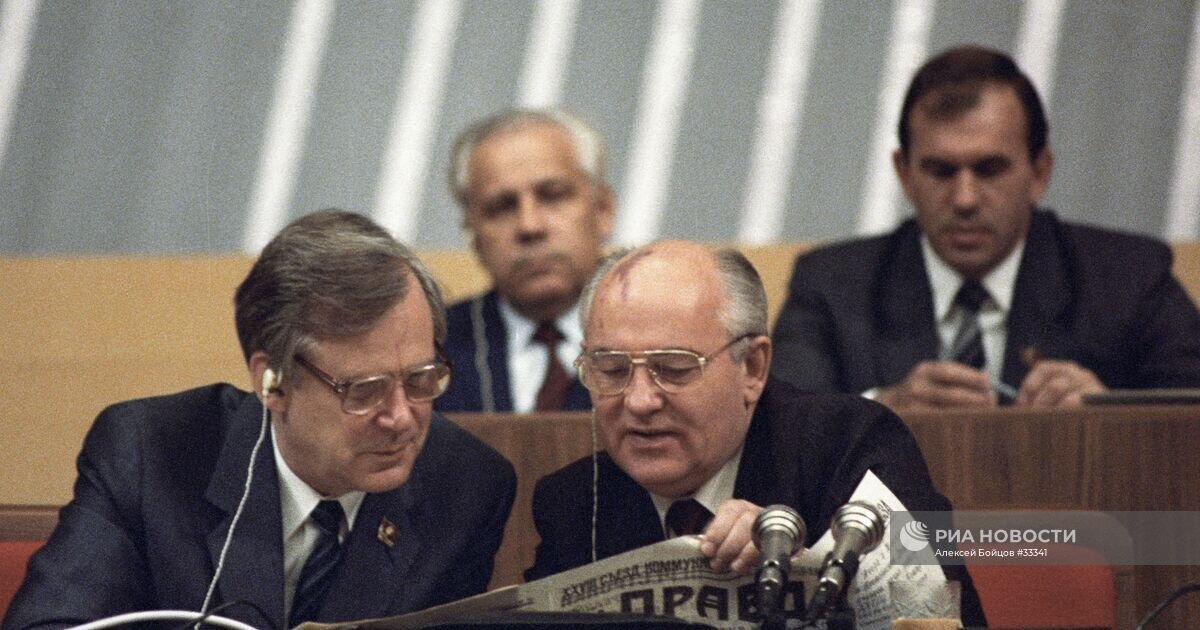 Фото Николая Рыжкова и Михаила Горбачева с РИА «Новости»