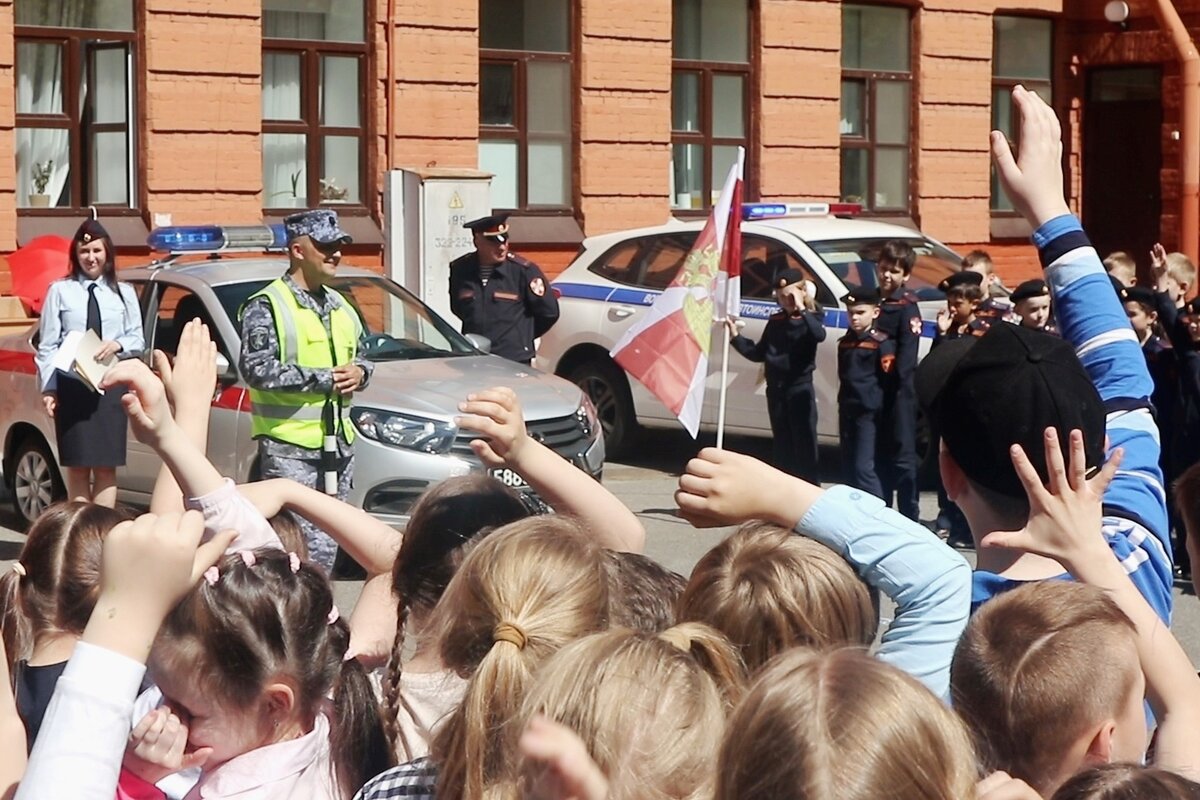 В Санкт-Петербурге представители ГУ Росгвардии провели урок по безопасности  дорожного движения с учениками начальных классов | Росгвардия Петербурга |  Дзен