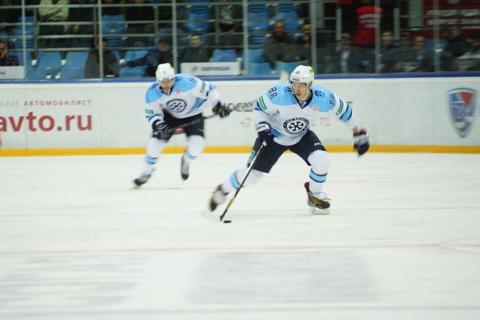    ХК «Сибирь» предложил заключить контракт нападающему Константину Суслову. Алексей БУЛАТОВ