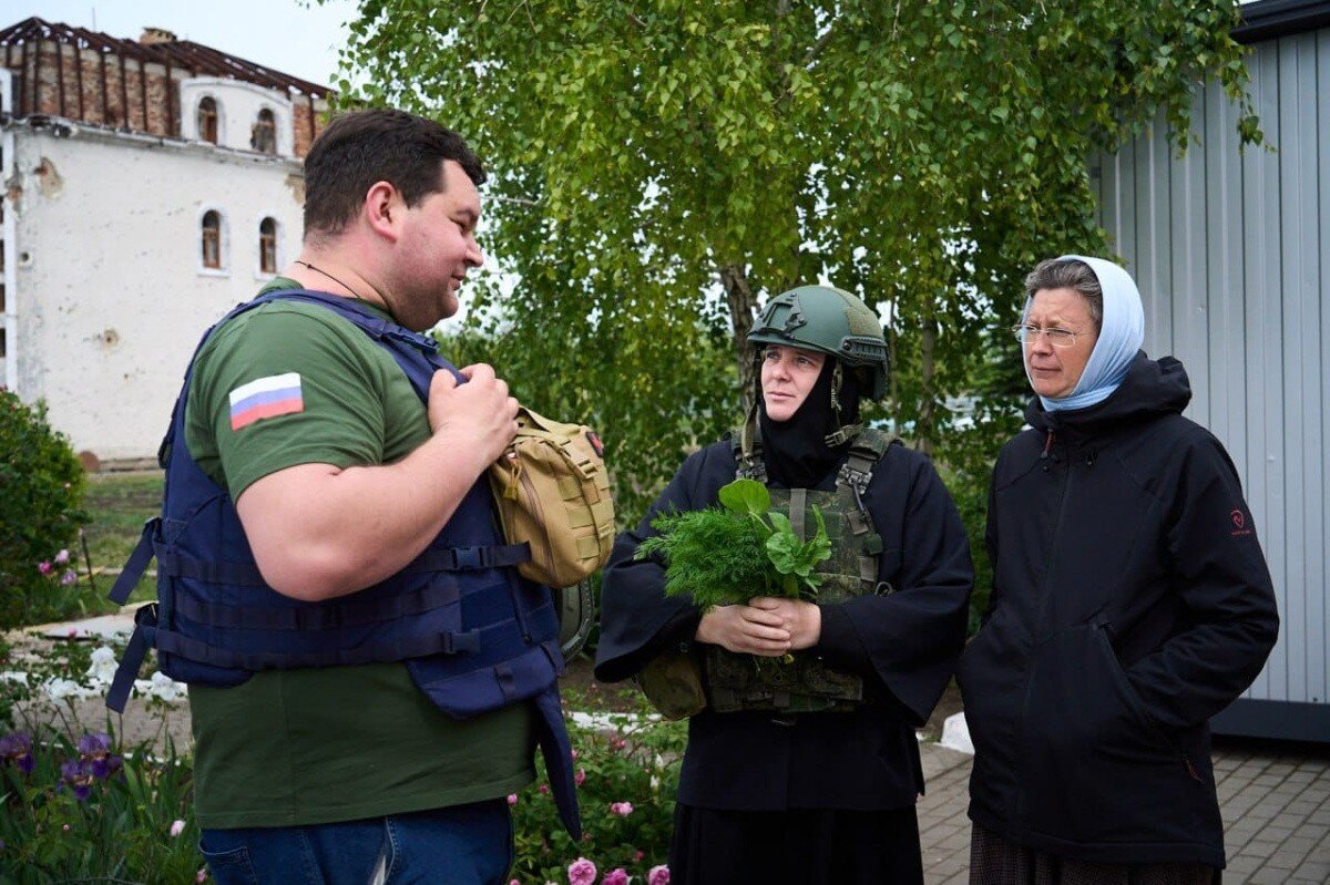 В период с 11 по 17 мая 2024 года состоялась очередная поездка в новые российские регионы и на линию боевого соприкосновения казначеи Кресто-Воздвиженского Иерусалимского женского монастыря монахини