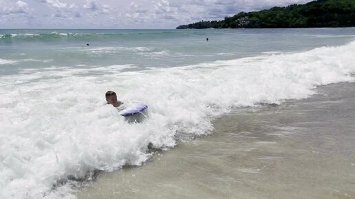 Лови волну, Алёшка! Вот так купаются на Пхукете в мае) 🌊🌊