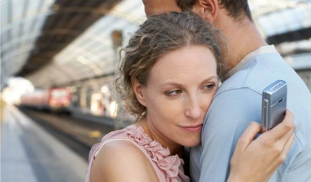 НЕ ВЫПУСКАЕТ ТЕЛЕФОН ИЗ РУК.