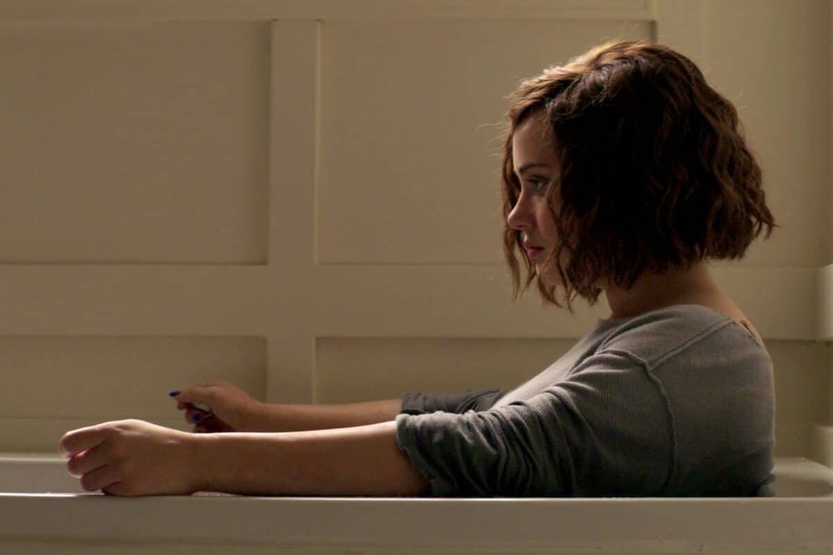 Кадр из к/ф «13 причин почему» / ©   
 Katherine Langford (season 1)   
 Various (season 2)   
 Grace Saif (season 3)   
 Dylan Minnette (season 4)📷
