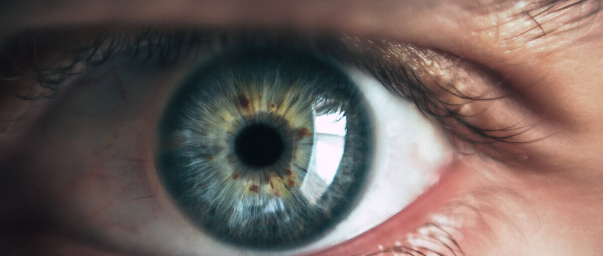 Врач осмотрит глаз ребенка с помощью офтальмоскопа.