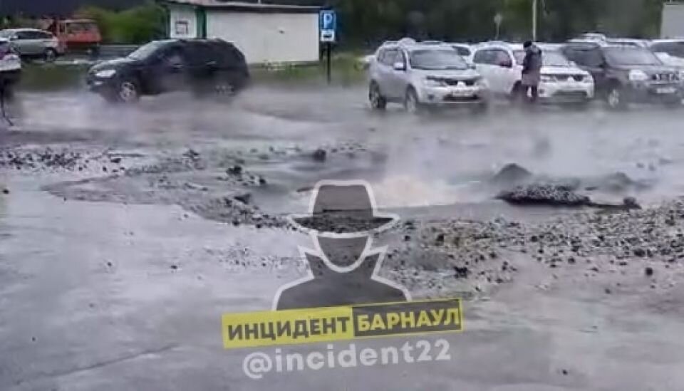    Порыв на улице Трактовой. Источник: кадр видео t.me/incident22