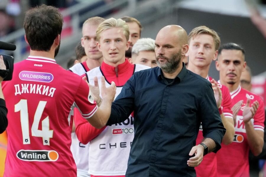    Владимир Слишкович с футболистами «Спартака» © Александр Вильф/РИА Новости